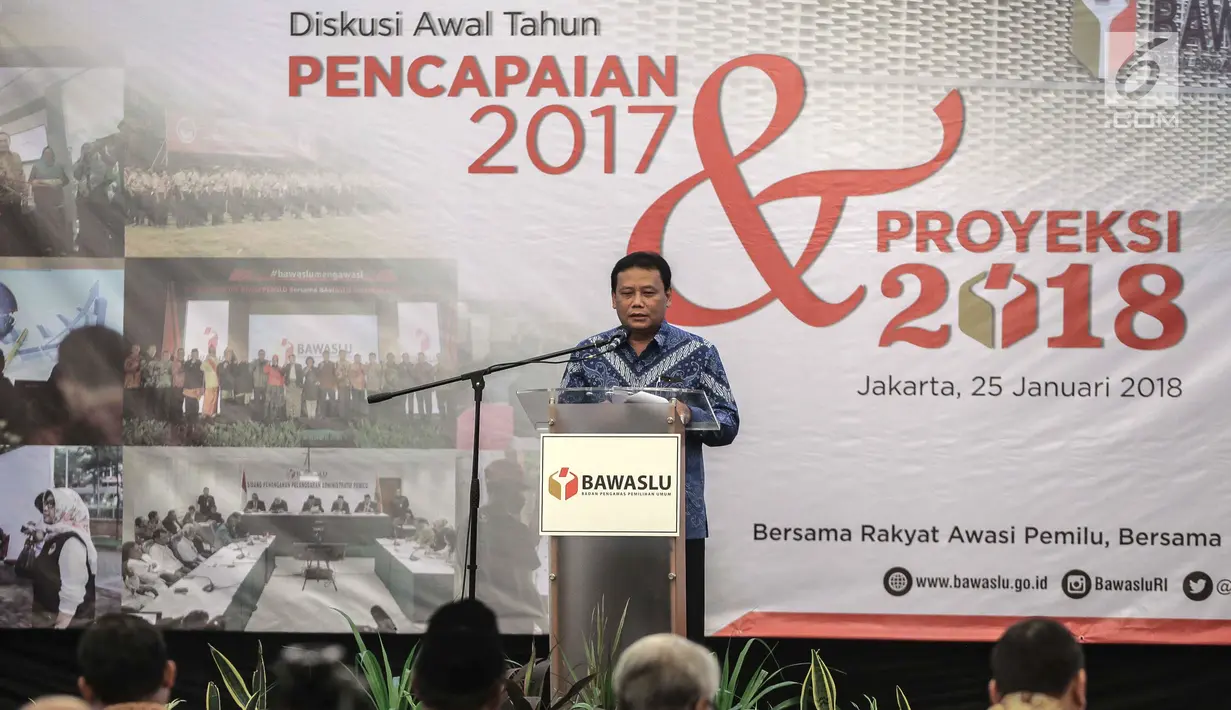 Ketua Bawaslu Abhan memaparkan laporan dalam diskusi awal tahun bertajuk "Pencapaian 2017 dan Proyeksi 2018" di Jakarta, Kamis (25/1). Terdapat 66 permohonan penyelesaian dari 101 daerah yang menyelenggarakan  Pilkada 2017. (Liputan6.com/Faizal Fanani)