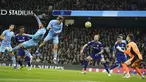 Gelandang Manchester City Jack Grealish (tengah) mencetak gol kedua untuk timnya ke gawang Leeds United dalam laga pekan ke-17 Liga Inggris di Etihad Stadium, Rabu (15/12/2021) dini hari WIB. Manchester City mencukur tamunya Leeds United tujuh gol tanpa balas. (AP Photo/Jon Super)