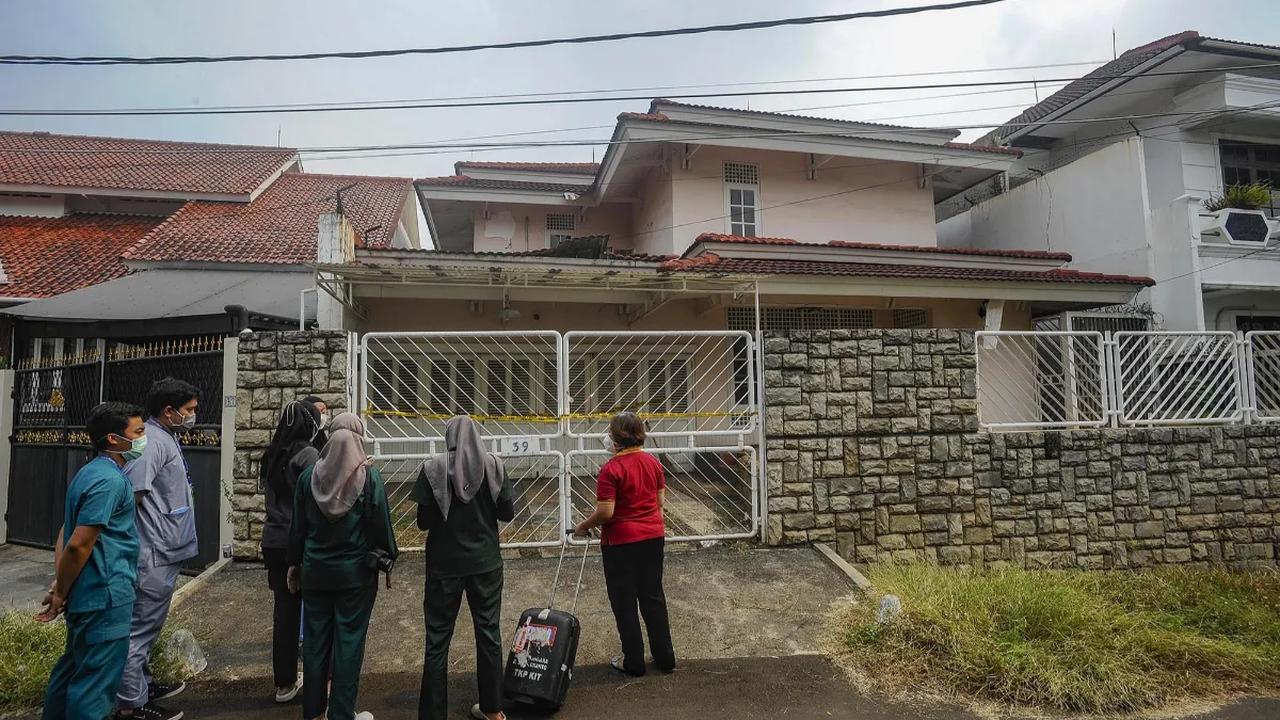 Petugas keamanan kemudian melapor pada Ketua RT. Kemudian petugas keamanan dan Ketua RT mencoba masuk ke rumah namun pintu gerbang dikunci.<br>