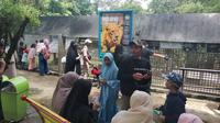 Para pengunjung Taman Satwa Cikembulan nampak tengah menikmati sajian pemandangan di depan kandang Harimau, sebagai hewan dilindungi. (Liputan6.com/Jayadi Supriadin)