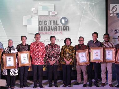 Para penerima penghargaan foto bersama pada malam penganugerahan Indonesia Digital Innovation Award 2019 di Balai Kartini, Jakarta, Jumat (22/2). (Liputan6.com/Faizal Fanani)