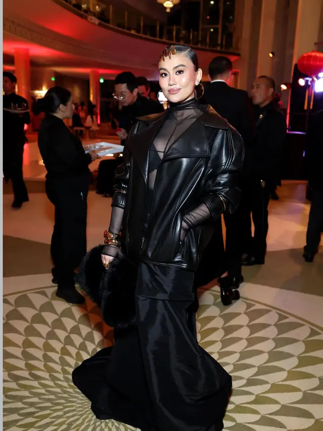 Agnez Mo di Gold Gala pakai jaket oversize. [@agnezmo]