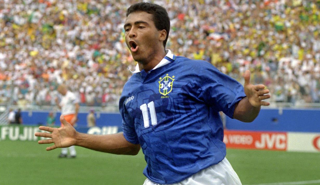 Romario yang telah pensiun pada Januari 2010 bersama America-RJ pernah membela Barcelona selama satu setengah musim mulai 1993/1994 hingga tengah musim 1994/1995. Ia didatangkan Barcelona dari PSV Eindhoven pada awal musim 1993/1994 dengan nilai transfer 8 juta euro dan langsung mempersembahkan gelar La Liga pada musim debutnya sekaligus menjadi top skor La Liga 1993/1994 dengan mencetak 30 gol. Bersama Barcelona ia total tampil dalam 65 laga di semua kompetisi dengan torehan 39 gol dan 11 assist. (AFP/Bob Daemmrich)