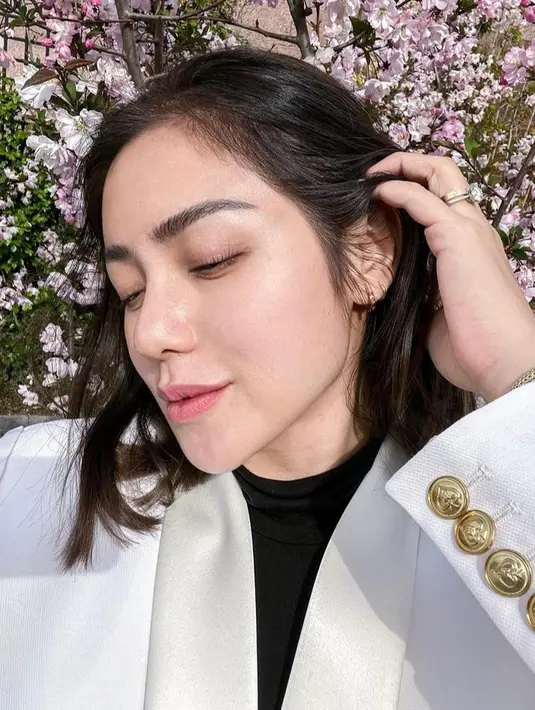 Lewat unggahan Instagramnya, Jessica Iskandar membagikan kolase foto penampilannya usai oplas hidung di Korea Selatan. [Foto: IG/inijedar].