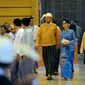 Presiden Myanmar baru, Htin Kyaw, pimpinan Liga Nasional untuk Demokrasi, Aung San Suu Kyi dan ketua majelis rendah NLD, Win Myint saat menghadiri pelantikan Presiden Myanmar yang baru di Gedung Parlemen, Naypyidaw, Rabu (30/3). (REUTERS/Soe Zeya Tun)