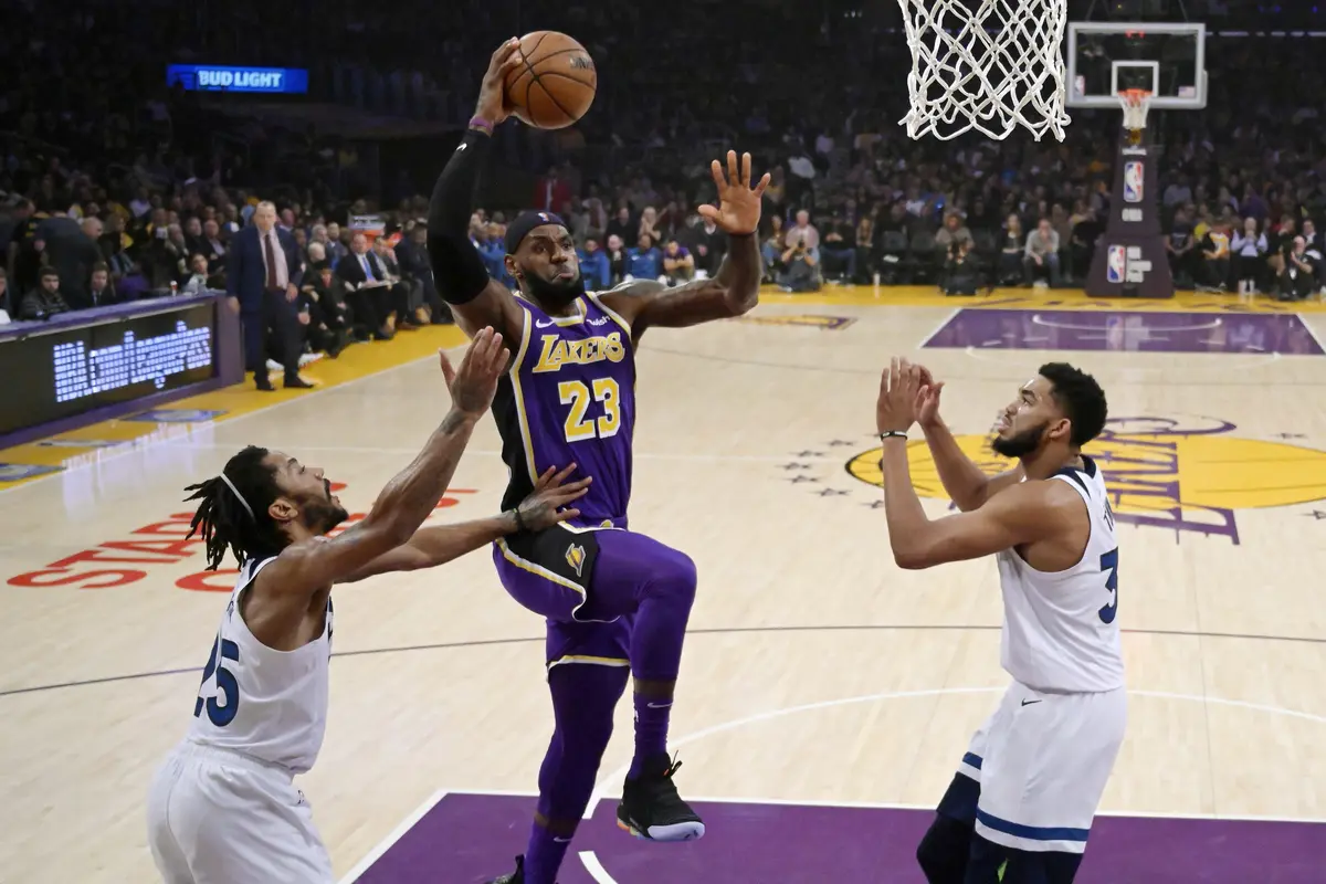 Aksi LeBron James saat Lakers Kalahkan Timberwolves pada laga lanjutan NBA