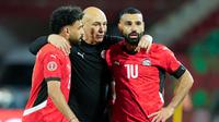 Pelatih Timnas Mesir, Hossam Hassan, memberikan arahan kepada anak asuhya saat melawan Benin pada babak 16 besar Piala Afrika 2025, di Stade Adrar, Agadir, Senin (5/1/2026). (AP Photo/Mosa'ab Elshamy)