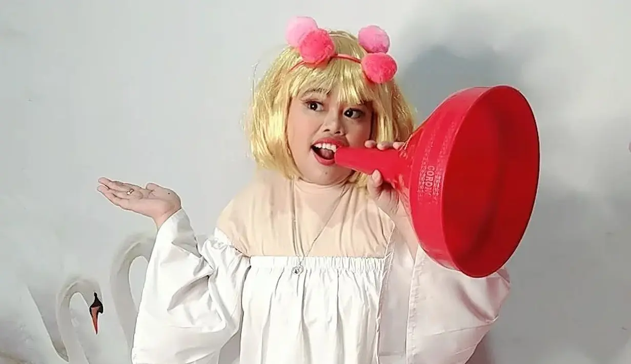 Video parodi ini diunggah di kanal YouTube Kekeyi dan telah ditonton hampir 160 ribu kali. Lebih dari seribu komentar menggenangi kolom. Kekeyi kebanjiran pujian warganet +62. “Effortmu, ekspresimu, gerak-gerikmu, semua menghibur banget key. Thanks for made my day,” tulis akun Eix***. “Keykeyi dan team pasti kerja keras dan modal besar juga buat parody lucu2an ini, keren!!” akun 3ji*** menambahkan. (Foto: Dok. Instagram @rahmawatikekeyiputricantikka23)