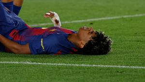 Lamine Yamal mengalami cedera dalam laga Barcelona vs Celta Vigo di Liga Spanyol 2025/2026, Kamis (23/4/2026). (AP Photo/Joan Monfort)