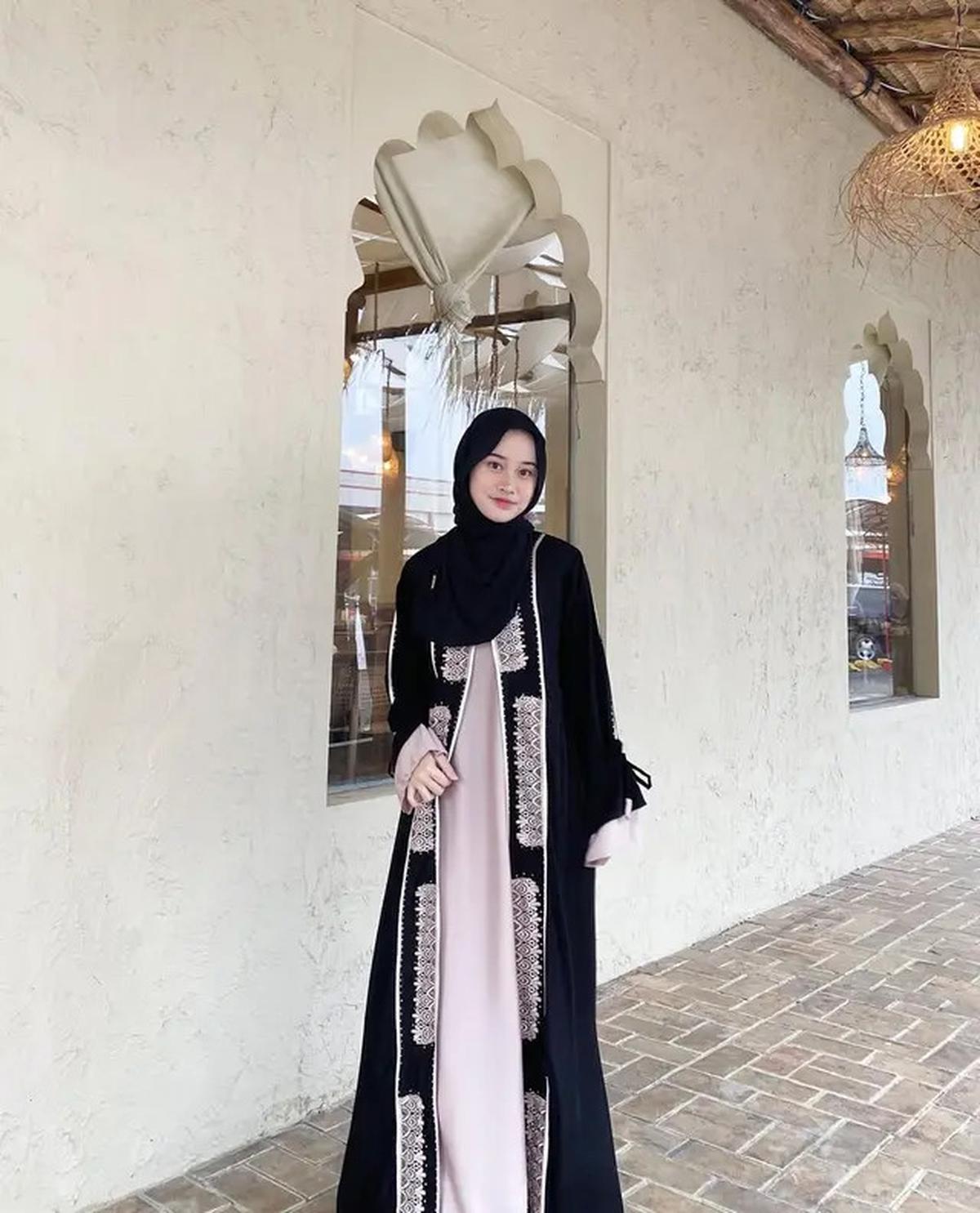 6 Inspirasi Model Gamis ala Khansa Mariska Istri Gus Azmi, Tampil Syar'i tapi Tetap Kekinian