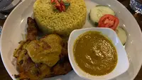 Ayam Iloni dan Nasi Kuning, Citarasa Autentik Gorontalo yang Menggugah Selera (Arfandi Ibrahim/Liputan6.com)