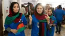 Salah satu anggota tim robotik Afghanistan, Kwasar Rashan (tengah) berpose saat akan mengikuti upacara pembukaan lomba robotik di Washington, AS, Minggu (16/7). Donald Trump langsung turun tangan terkait perizinan visa tim Afghanistan. (AP/Cliff Owen)