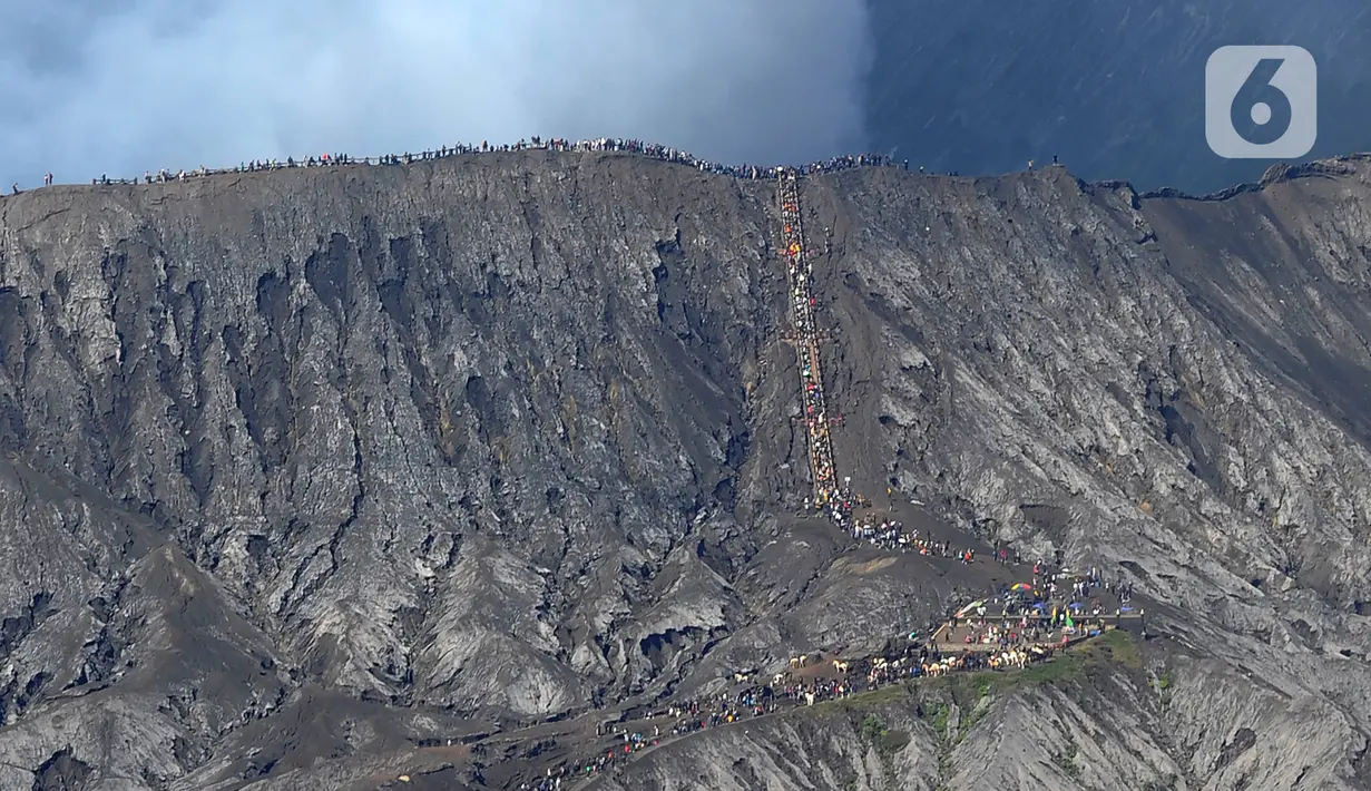 Terlihat kepadatan wisatawan saat mendaki menuju kawah Gunung Bromo. (merdeka.com/Arie Basuki)