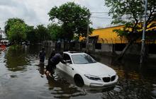 FOTO: Penampakan Mobil Mewah Mogok Saat Terjang Banjir Rob di Jakarta