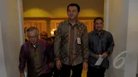 Gubernur Basuki Tjahaja Purnama berjalan menuju ruang pertemuan untuk penandatangan kontrak antara PT MRT Jakarta dengan Sumitomo Corp di Balaikota, Jakarta, Selasa (3/3/2015).(Liputan6.com/Faisal R Syam)