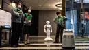 Gubernur Tokyo Yuriko Koike (kedua kanan) melihat robot Pepper (tengah) dan Whiz (kanan) saat mengunjungi hotel yang menjadi lokasi karantina pasien COVID-19 di Tokyo, Jepang, Jumat (1/5/2020). Beda dengan Pepper yang bertugas menyambut pasien COVID-19, Whiz bertugas bersih-bersih. (Philip FONG/AFP)