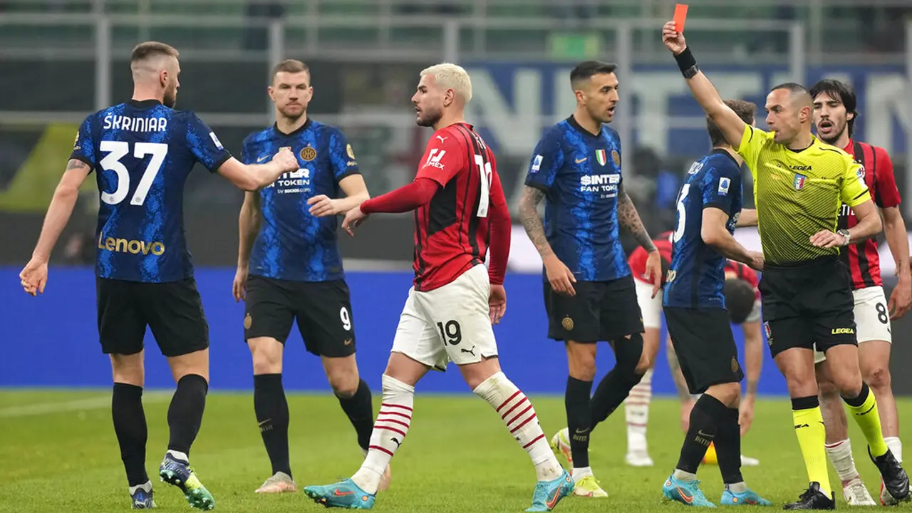 FOTO: Olivier Giroud Bawa AC Milan Taklukkan Inter Milan di San Siro