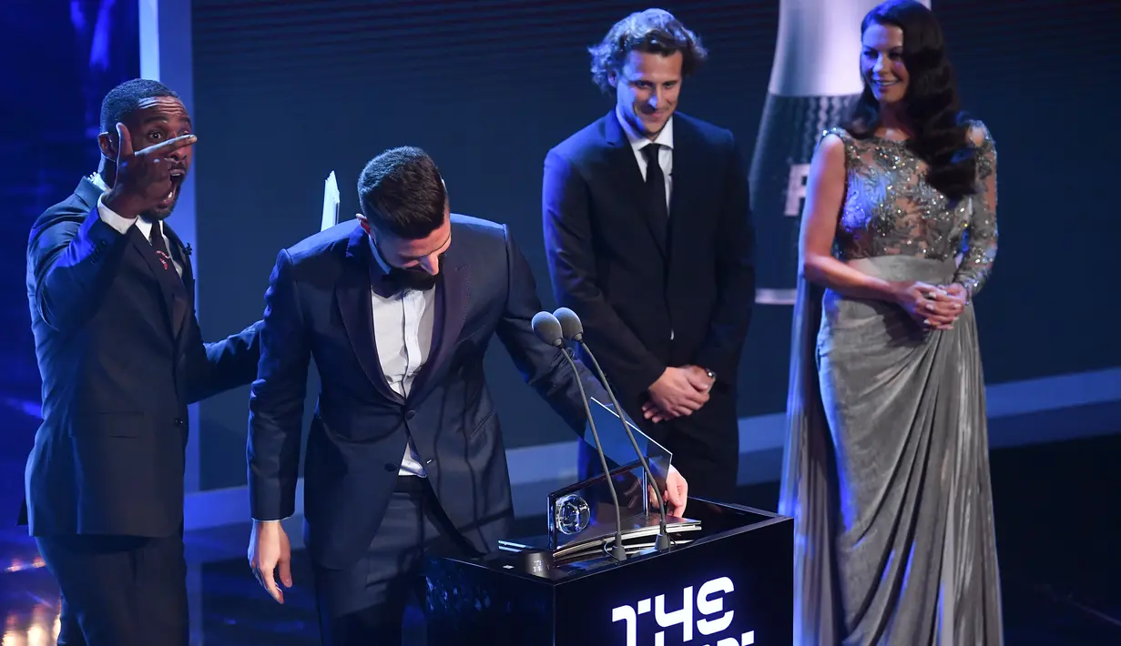 Aktor Inggris Idris Elba bereaksi setelah penyerang Arsenal, Olivier Giroud meraih penghargaan Puskas Award 2017 lewat gol kalajengkingnya dalam rangkaian FIFA The Best Award 2017 di The London Palladium, Senin (23/10). (Ben STANSALL/AFP)