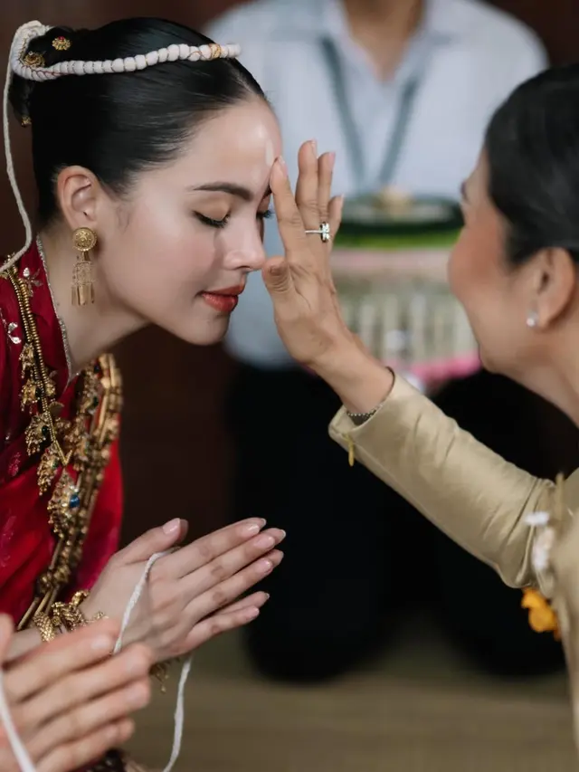 Makeup Urassaya Sperbund Resmi Menikah. [@urassayas]