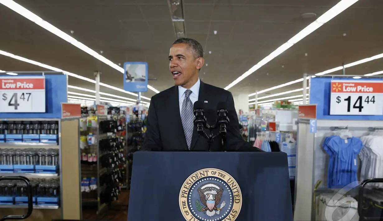 Presiden AS Barack Obama berpidato di sebuah toko Wal-Mart di California, Jumat (9/5/2014) (REUTERS / Kevin Lamarque).