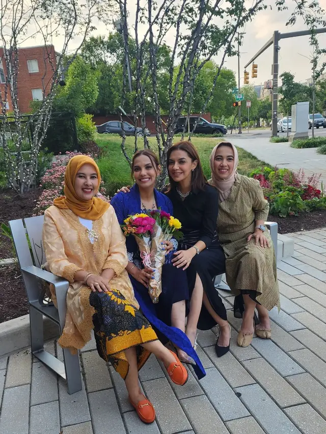 6 Potret Wisuda Adik Najwa Shihab di Amerika, Raih 2 Gelar Spesialis Kedokteran