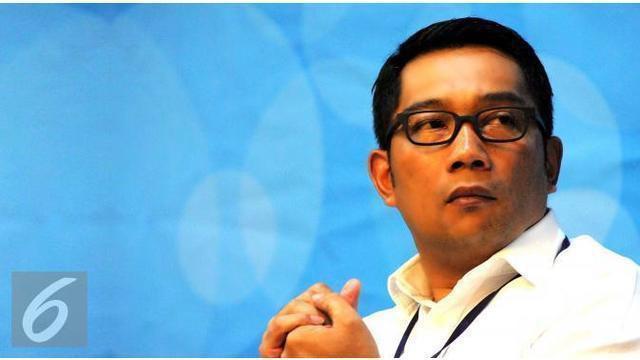 Menurut Ridwan Kamil, pemecatan itu sebagai pesan kepada aparat kewilayahan lurah dan camat terkait urusan integritas, pelayanan, dan profesionalisme dan sebanyak 20 ribu buruh se-Jabotabek siap turun ke jalan menggelar aksi unjuk rasa di depan Istan...