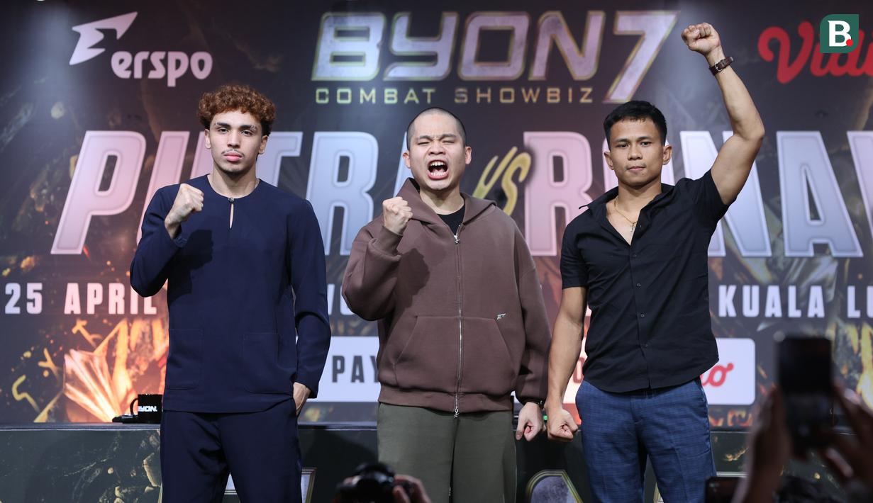 Presiden Byon, Yoshua Marcellos Muliardo bersama petarung Putra Abdullah dan Ronal Siahaan saat Face off sekaligus jumpa pers Byon Combat Showbiz Vol.7 di SCTV Tower, Jakarta, Kamis (12/3/2026). (Bola.com/M Iqbal Ichsan)