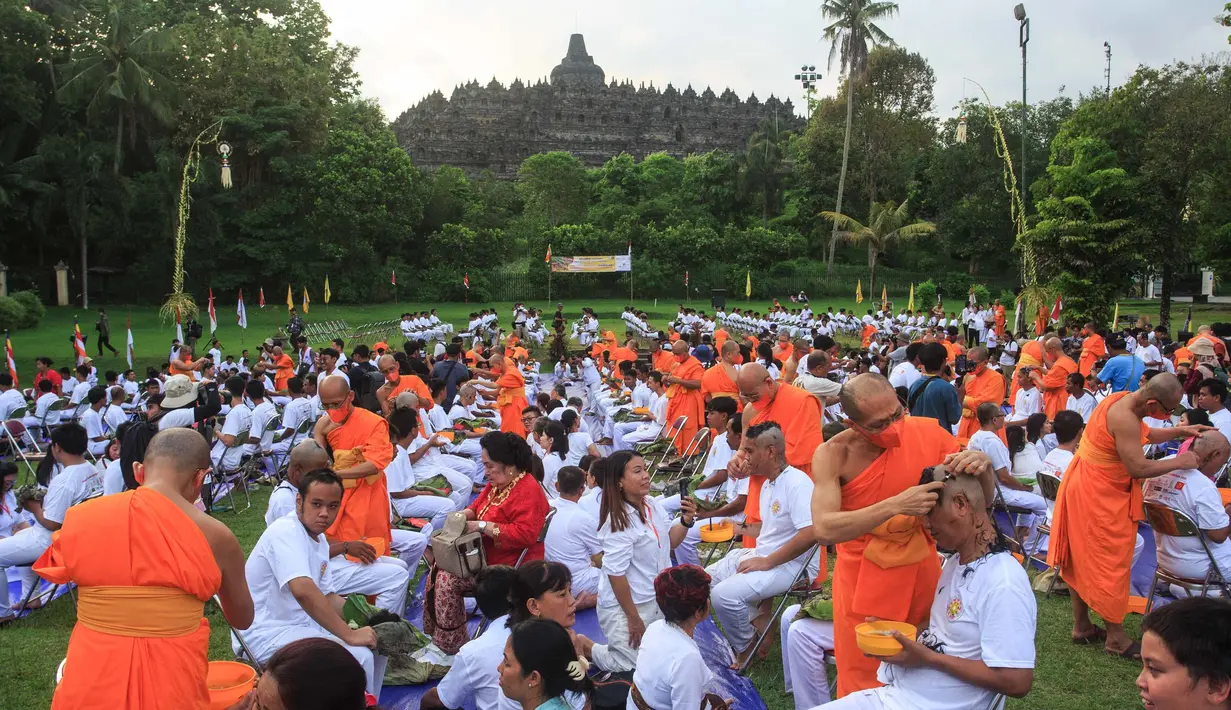 Hal ini dimaksudkan simbol pelepasan keduniawian mengikuti langkah Guru Agung Sang Buddha. (DEVI RAHMAN/AFP)