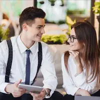 Pasangan dengan komunikasi yang baik (Foto: Freepik/artursafronovvvv).