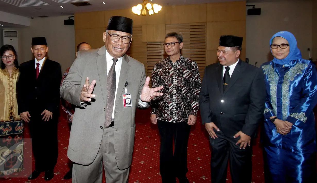 Plt Ketua KPK Taufiqurachman Ruki (tengah) saat menghadiri pelantikan Direktur Penyidikan KPK yang baru Kombes Pol Aris Budiman dan Kepala Biro Hukum KPK yang baru Kombes Pol Setiadi di gedung KPK, Jakarta, Rabu (16/9). (Liputan6.com/Helmi Afandi)