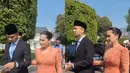 Dalam acara pelantikan yang digelar hari ini di Istana Negara, sang istri, Nagita Slavina tentu setia mendampingi. Nagita tampil elegan khas ibu pejabat tidak hanya melalui kebaya, tetapi juga riasan yang dikenakannya. [@marlenehariman].