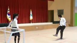 Go Yoon Jung dan Lee Jung Ha bermain futsal tapi tanpa bola? Foto ini menunjukkan bahwa mereka memiliki hubungan pertemanan yang akrab. (Foto: Instagram/ goyounjung)