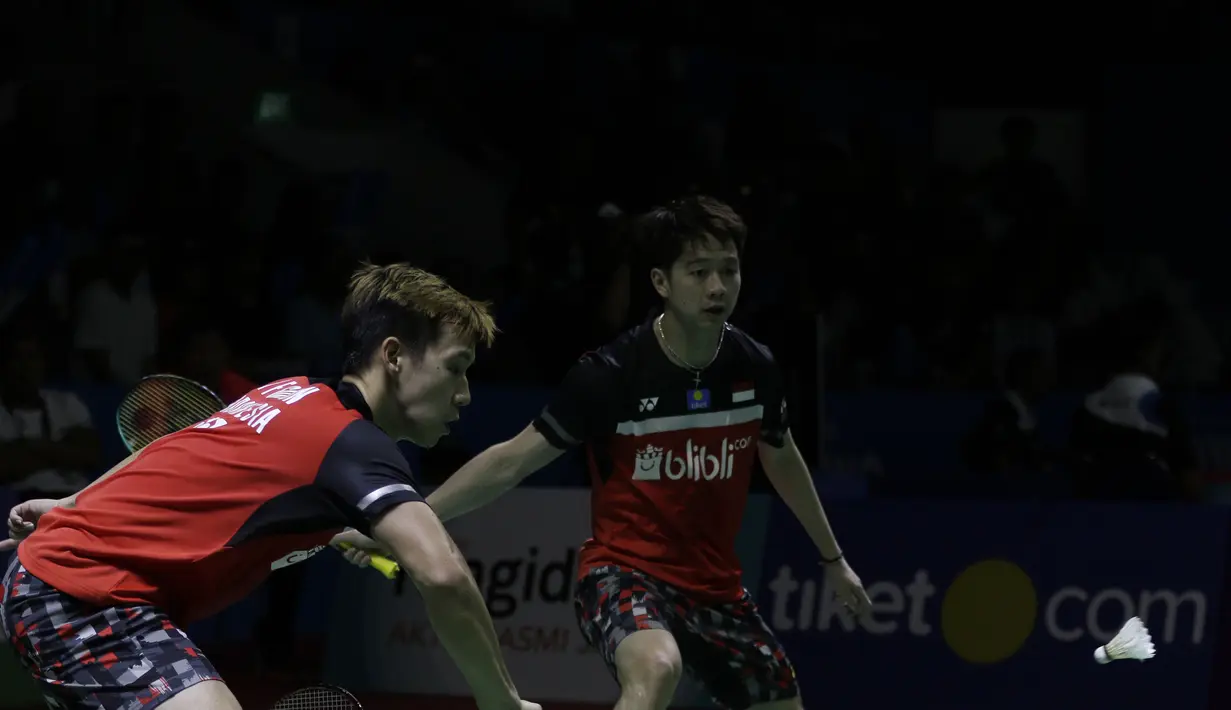 Ganda putra Indonesia, Kevin Sanjaya/Marcus Gideon, saat melawan wakil India, Satwiksairaj Rankireddy/Chirag Shetty, pada Indonesia Open 2019 di Istora, Jakarta, Kamis (17/7). Kevin/Marcus menang 21-15, 21-14. (Bola.com/Yoppy Renato)