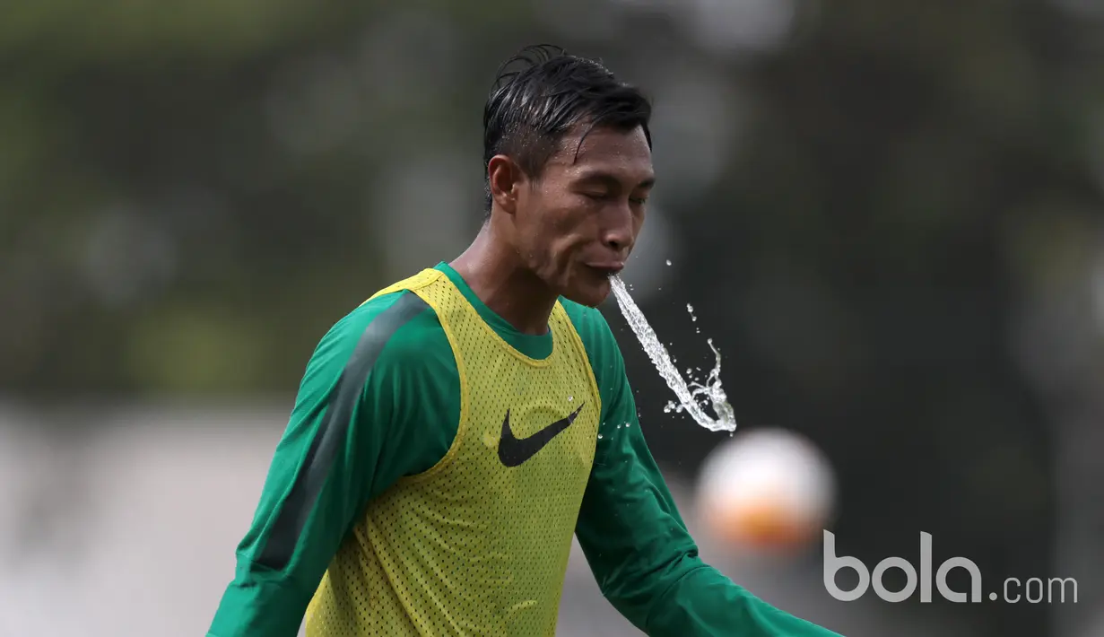 Hansamu Yama membuang air lewat mulutnya pada sesi latihan Timnas U-22 Indonesia di Lapangan SPH, Karawaci, Jumat (17/3/2017). Latihan ini adalah persiapan untuk melawan Mynmar pada laga persahabatan. (Bola.com/Nicklas Hanoatubun)