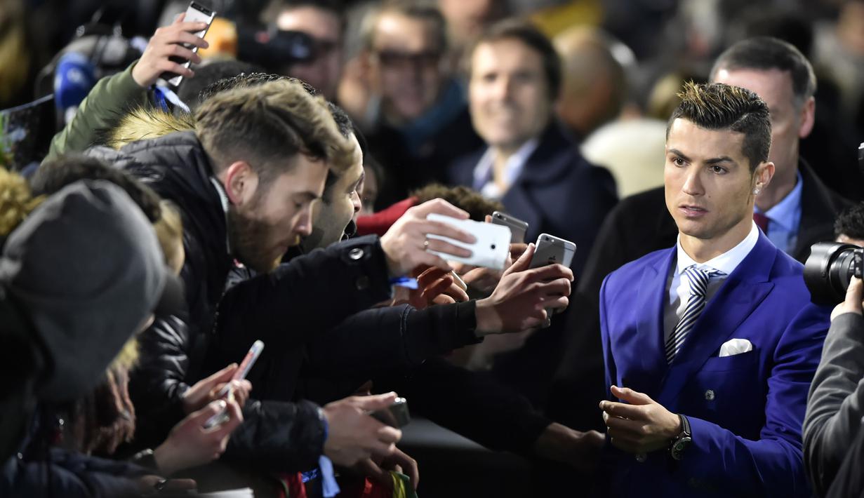 Cristiano Ronaldo melayani tanda tangan fans saat akan menerima The Best FIFA Men's Player of 2016 Award pada ajang The Best FIFA Football Awards 2016  di Zurich, (9/1/2017). (AFP/Michel Buholzer)