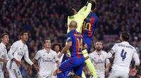Kiper Real Madrid, Keylor Navas, berebut bola dengan striker Barcelona, Lionel Messi, pada el clasico di Camp Nou, Desember 2016. (AFP/Lluis Gene)