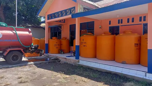 Pihak BPBD Sikka mulai mendroping air bagi warga kepulauan dengan menggunakan profil tank. (Foto Istmewah)