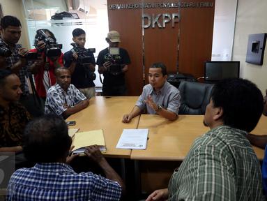 Sejumlah warga yang tergabung dalam Forum Komunikasi Masyarakat Peduli Papua (FKMPP) mendatangi kantor Dewan Kehormatan Penyelenggara Pemilihan Umum (DKPP) di Jakarta, Kamis (16/3). ).(Liputan6.com/JohanTallo)