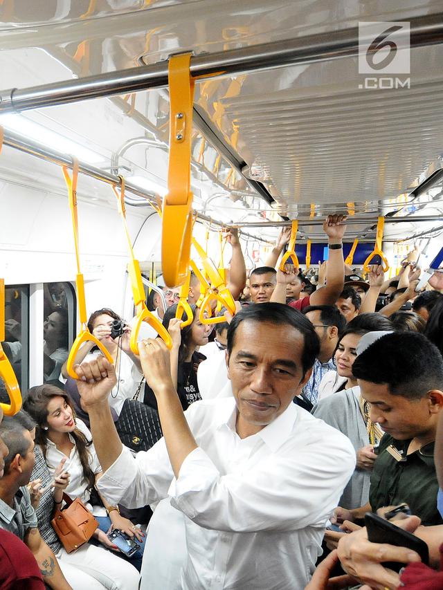 Setelah Makan Siang di Mal, Jokowi Pulang Naik MRT