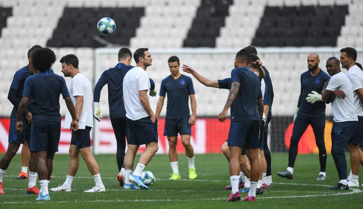 Pelatih Chelsea, Frank Lampard (tengah) dan para pemainnya menghadiri sesi latihan di stadion Besiktas Park di Istanbul, Turki (13/8/2019). Chelsea akan bertanding melawan Liverpool dalam pertandingan Piala Super Eropa 2019 di Istanbul, Turki, Kamis (15/8/2019) dini hari WIB. (AFP Photo/Ozan Koze)