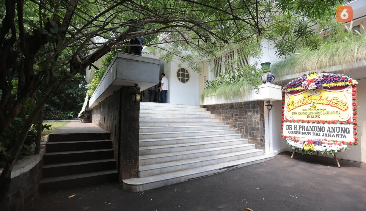 Suasana rumah duka Guruh Soekarnoputra di Jalan Sriwijaya Raya, Kebayoran Baru, Jakarta Selatan, Sabtu (26/9/2026). Sejumlah pelayat berdatangan untuk memberikan penghormatan terakhir kepada putra bungsu Presiden pertama RI Soekarno tersebut. (KLY/Budy Santoso)