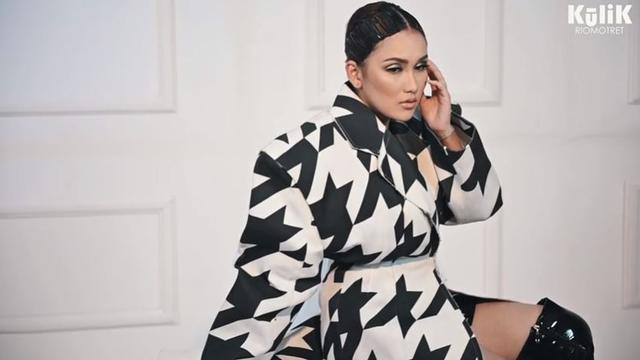 7 Gaya Pemotretan Terbaru Ayu Ting Ting dengan Berbagai Tema, Curi Perhatian