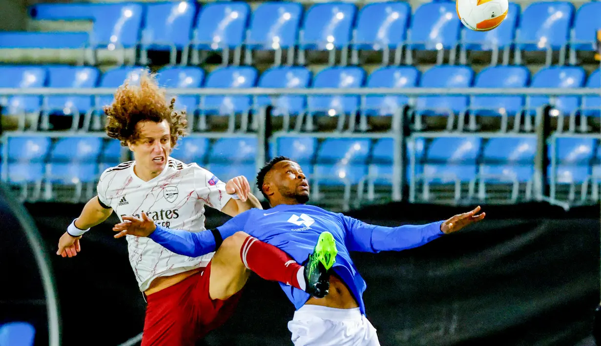 Bek Arsenal, David Luiz berebut bola dengan pemain Molde, Leke James pada pertandingan Grup B Liga Europa di Stadion Aker di Molde, Norwegia, Kamis (26/11/2020). Arsenal menang telak 3-0 atas Molde. (Svein Ove Ekornesvag / NTB via AP)