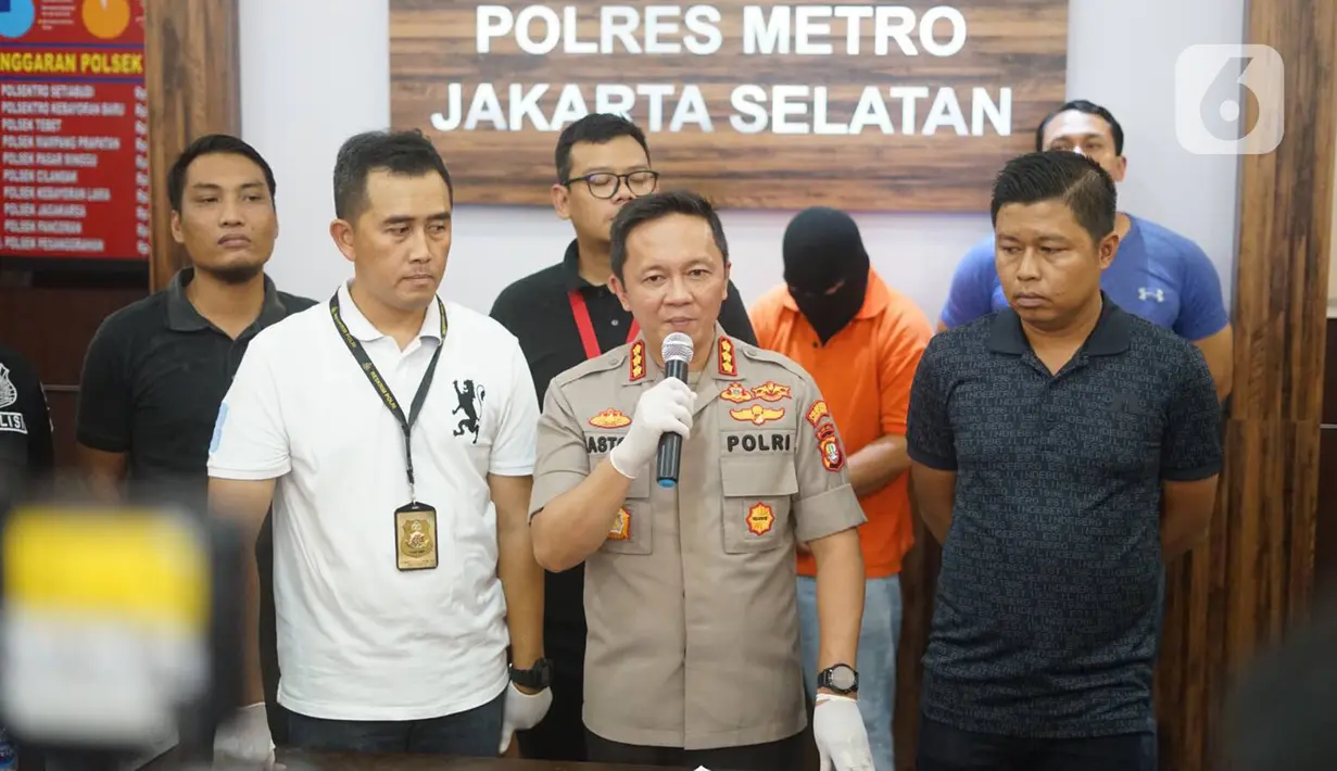 Kapolres Jakarta Selatan Kombes Bastoni Purnomo menunjukkan barang bukti dan tersangka kasus pelecehan seksual di Jakarta, Minggu (26/1/2020). Sopir taksi online itu ditangkap karena melakukan masturbasi di depan tiga wanita di Gatot Soebroto, Jakarta Selatan. (Liputan6.com/Immanuel Antonius)