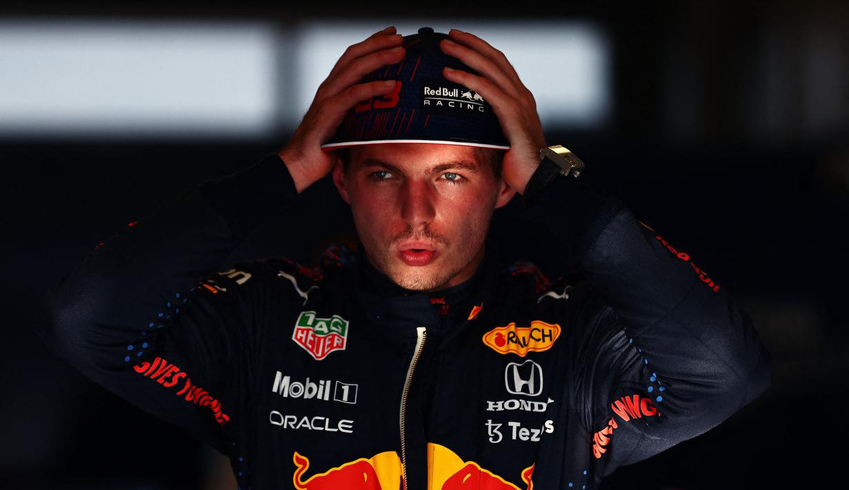 Strategi apik Max Verstappen dan tim Red Bull Racing di GP Amerika Serikat berhasil menjauhkan kejaran dari sang rival, Lewis Hamilton. Verstappen saat ini memimpin dengan raihan 287,5 poin. Ia tentu akan mati-matian di 5 balapan sisa untuk meraih gelar juara dunia. (AFP/Getty Images/Mark Thompson)