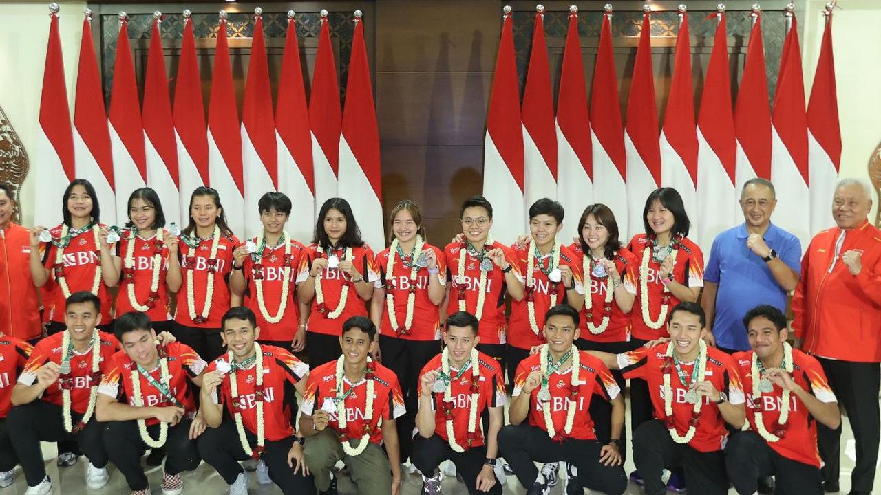 Tim bulutangkis Indonesia yang berjuang pada turnamen Thomas Cup dan Uber Cup 2024 mendapatkan sambutan hangat sesampainya di Tanah Air, pada Senin (6/5/2024). Mereka tiba di Jakarta melalui Gedung VVIP Terminal 3 Bandara Soekarno Hatta, Banten, Senin (6/