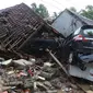 Tiga unit mobil tertimbun reruntuhan rumah yang rusak setelah tsunami menerjang kawasan Anyer, Banten, Minggu (23/12). Tsunami menerjang pantai di Selat Sunda, khususnya di daerah Pandenglang, Lampung Selatan, dan Serang. (Liputan6.com/Angga Yuniar)