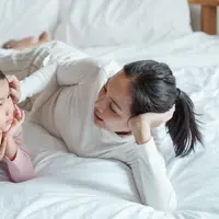 Salah satu contoh parenting yang tepat adalah terjalinnya komunikasi 2 arah antara ibu dan anak yang membiarkan anak memahami dan menyampaikan perasaan mereka (Foto: Pexels.com/Ketut Subiyanto)
