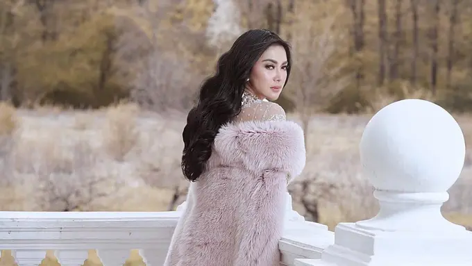 [Bintang] Tampak Menawan di Eropa, Begini Gaya Elegan Syahrini dengan Dress Bermotif Floral