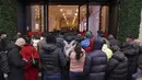 Kerumunan arus pembeli melalui pintu masuk saat dibuka untuk memulai penjualan Boxing Day di department store Selfridges di Oxford Street, London, Minggu (26/12/2021).  'Boxing Day' adalah hari saat toko-toko di Inggris menggelar diskon besar-besaran, sehari setelah Natal. (Jonathan Brady/PA via AP)